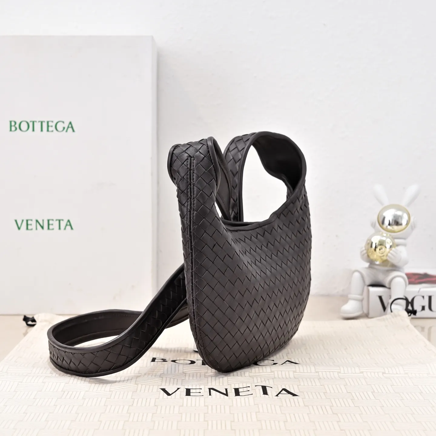 Batch 1660 BV intricate woven leather crossbody bag. Practical design. Made of soft cowhide weaving technology. The upper body has a high-end feel [Victory] zipper opening and closing method, which makes it more secure. It is light and comfortable to use. The crossbody shape is large enough and has full fashion attributes. ‼ ️Regardless of men and women, it is super versatile for any crowd or scene. Size: 27*17*2.5cm Model: 6918